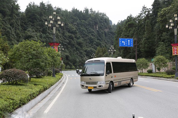 采用流線型車身設(shè)計(jì)，莊重典雅，彰顯精致經(jīng)典，可選高檔金屬烤漆，靚麗、奢華足以成為你的心動(dòng)之選。 商用車之家