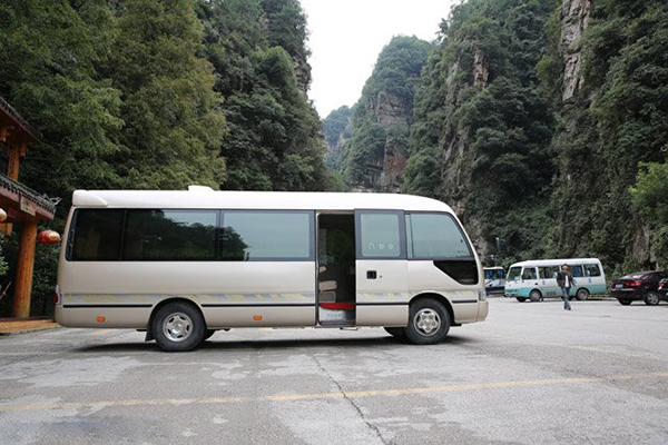 側(cè)圍裝飾條不但有效保護(hù)車身側(cè)圍受到意外摩擦，同時(shí)增添車身側(cè)圍美觀性 商用車