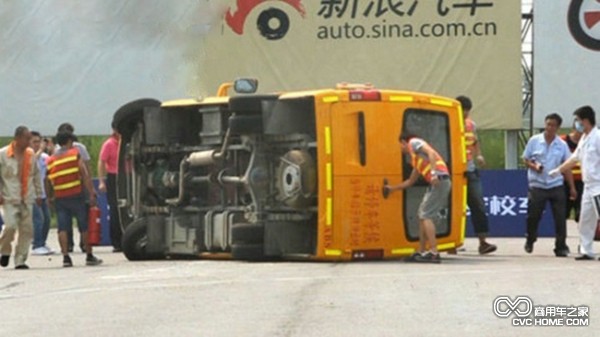 長安校車上演動態測試 商用車