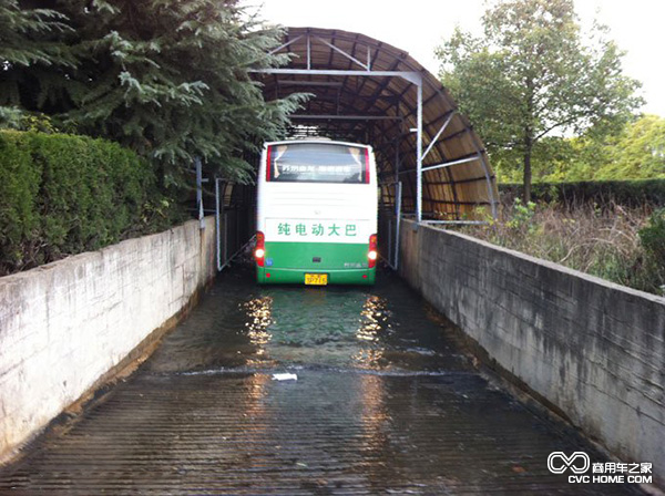 國內首款通過涉水實驗車型 海格純電動大巴收入囊中