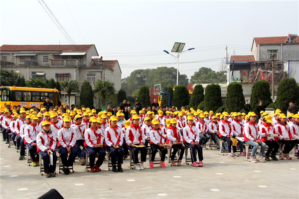 安凱將校車安全帶進校園.JPG